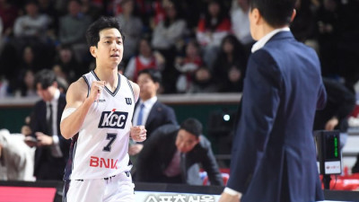 [포토]이상민 감독과 하이파이브 하는 KCC 허훈