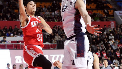 [포토]SK 알빈 톨렌티노, KCC 장재석의 수비를 피해...