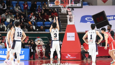 [포토]추가 자유투로 51득점 올리는 KCC 허웅