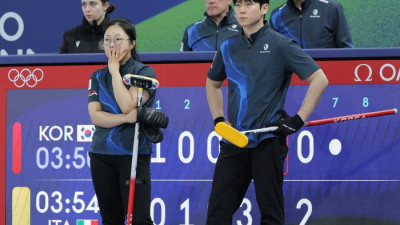 ‘정전 사태→오심 논란’ 겪은 컬링 김선영·정영석, 반전 다짐했지만 개최국 伊에 4-8 패배 ‘라운드로빈 2패째’ [2026 밀라노]