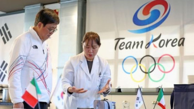 밀라노 동계올림픽 선수단 도시락 살펴보는 최휘영 장관