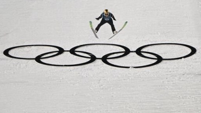 큰 경기복 입어 체공시간 늘린다?…스키점프 성기 확대 주사 논란