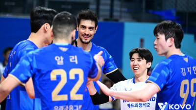 이번엔 압도한 ‘삼각 편대’ 44점 합작…‘연패는 없다’ 우리카드, 선두 현대캐피탈 셧아웃 격파