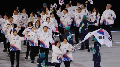 ‘차준환·박지우 기수’ 한국, 태극기 펄럭이며 22번째 입장…두 성화대 타올랐다! 성화 최종 주자 伊 스키 리빙레전드 [2026 밀라노]