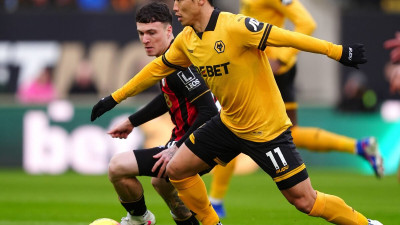 드리우는 부상 악령…울버햄튼 황희찬, 전반 막판 근육 통증으로 교체 아웃