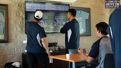 식사 중 ‘TV 시선 고정’ 두산…상대 투·타 전력 분석→쉴 새 없는 두산 스프링캠프 [SS시드니in]