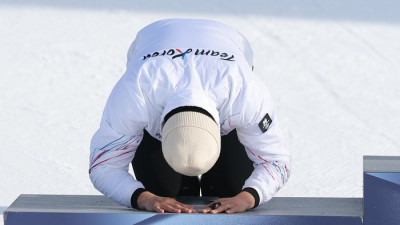 대박 ‘은메달’ 김상겸, ‘큰절 세리머니’로 고국 향해 ‘명절 선물’ 보내…오스트리아 국가 울리자 ‘탈모’ 개념 매너까지[2026 밀라노]