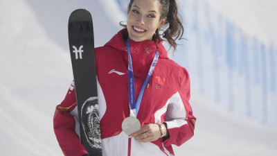 ‘1200억 벌어서 그런가?’ 구아이링 銀→中민심 ‘싸늘’…베이징 땐 예뻐 죽더니 [2026 밀라노]