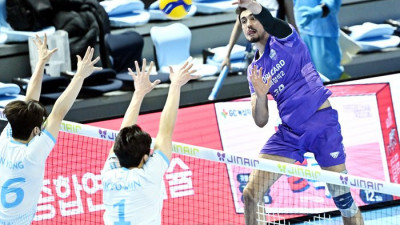 [포토]힘차게 공격하는 우리카드 아라우조