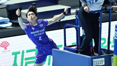 [포토]끝까지 공 살려내는 우리카드 한태준