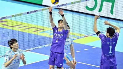 [포토]토스 올리는 우리카드 세터 한태준