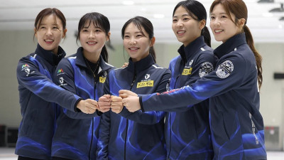 “영미!” 평창 신화 다시 한 번…女 컬링 ‘금빛 스위핑’ 스타트 [밀라노 동계올림픽]