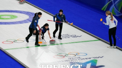 [동계올림픽] 여자 컬링 대표팀, 첫 경기서 美에 4-8 패배