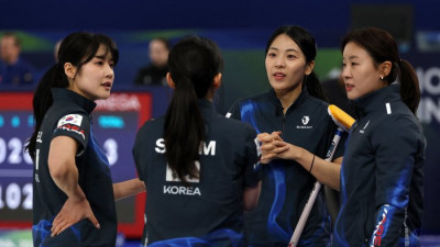 충격! 세계 3위 韓 여자 컬링, 약체 미국에 4-8 역전패…첫판부터 ‘삐끗’ [2026 밀라노]