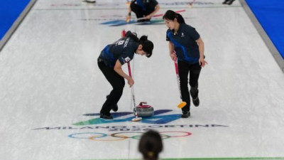 女컬링, 예선 첫 경기 미국에 4-8 패…후반에만 3차례 스틸 허용