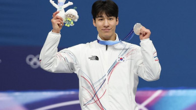 “金이면 더 좋았겠지만…” 황대헌, 팀킬 논란·무릎 부상 딛고 값진 ‘은빛 질주’ [2026 밀라노]