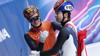 쇼트트랙 1500m 금메달 판스 바우트 “황대헌의 4년 전 레이스 벤치마킹”…이에 대한 황대헌 생각은? 고개 절레절레 흔들며 답변 거부, 대체 무엇에 긁힌 걸까