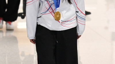 '금의환향' 고개 속여 인사하는 최가온 [포토]