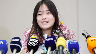 ‘스노보드 금메달’ 최가온 귀국 “할머니 육전·두쫀쿠 먹고 싶어요”