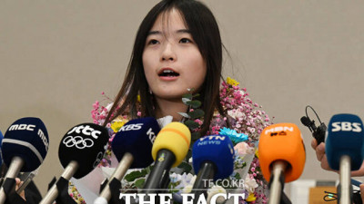 [동계올림픽] 첫 금메달 안고 '금의환향'한 최가온 두쫀쿠 먹고 싶어