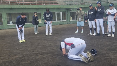 이런 훈훈한 대표팀이라니…감독이 직접 ‘세뱃돈’ 준비→막내 정우주 대표로 세배 [SS오키나와in]