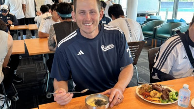 시드니에서 맞는 ‘곰들의 설날’…떡국부터 갈비까지 ‘명절 특식’→외국인도 ‘대만족’ [SS시선집중]