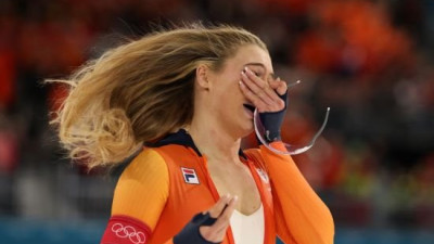 14억짜리 세레머니…金 따고 스포츠 브라 노출한 선수 '대박'