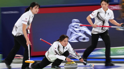 ‘초전박살’ 한국 여자 컬링, 스웨덴 꺾고 4강행 청신호… 예선 공동 3위