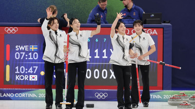 女컬링, 스웨덴 격파… 4강 불씨 살렸다 [밀라노 동계올림픽]
