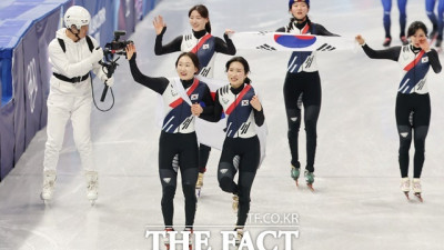 '너'를 밀어 '우리'가 되었다... 8년의 앙금 녹인 '금빛 터치' [박순규의 창]