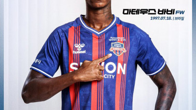 ‘싸박 공백 메운다’ 수원FC, 브라질 출신 191cm 장신 스트라이커 마테우스 바비 영입