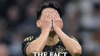 감독 격려 외면한 손흥민, 승부욕과 매너의 경계 [박순규의 창]