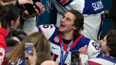 ‘앞니 부러져도 OK’ 46년 만의 金 이끈 아이스하키 스타 투혼에 美 열광 [2026 밀라노]