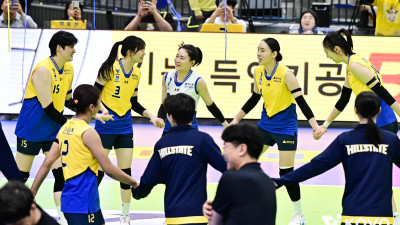 ‘리버스 스윕’ 위기에서 탈출한 현대건설, 선두 도로공사 꺾고 파죽의 5연승 달리며 선두 역전 희망 이어갔다…도로공사는 타나차 부상에 ‘눈물’ [수원 현장 리뷰]