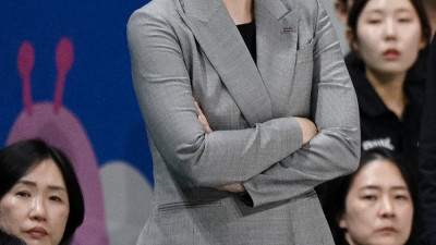 4위 탈환! ‘함박웃음’ BNK 박정은 감독 “선수들이 코트서 ‘승리 의지’ 보여준 덕분”…위성우 감독 “아직 시즌 끝 아냐”