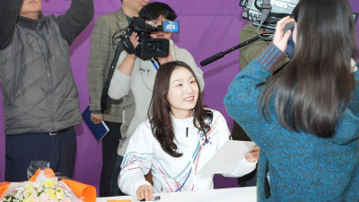 쇼트트랙 최민정·김길리·이준서·이정민, 팬 사인회… 메달 5개 따내며 금의환향