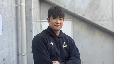 [SW인터뷰] 팬들 앞에서 안타로 인사…김재환 “빨간 유니폼은 처음이에요”