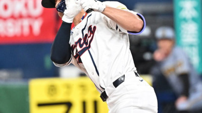 [포토]첫 타석부터 내야안타 치는 김도영