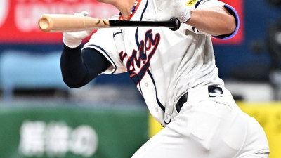 [포토]선두 타자 안타 치는 김도영