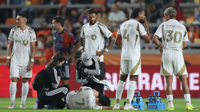 “이게 축구야? 격투기야?” 韓 팬들 폭발…손흥민, 뒤에서 아킬레스건 밟혔다