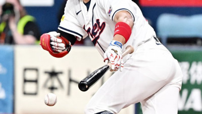 [포토]번트 안타로 득점 기회 만드는 박해민