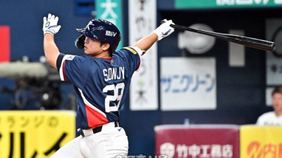 [포토]손주영의 유니폼 입은 문현빈, 힘찬 스윙