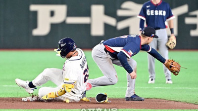 [포토]안타에 2루까지 진루하는 안현민