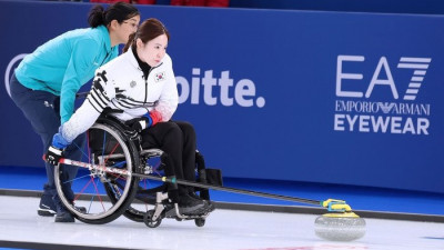 휠체어컬링 믹스더블 백혜진-이용석, 영국 14-3 완파…예선 1패 후 ‘첫 승’ 신고 [2026 밀라노]