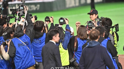 [포토]오타니, 열띤 취재 열기 속에...