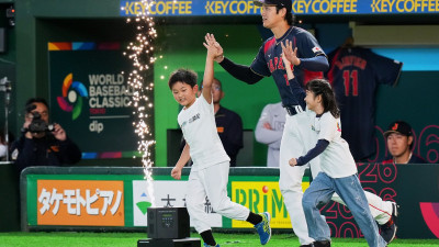 WBC 일본 더그아웃의 11번… 다르빗슈 향한 후배들의 존경