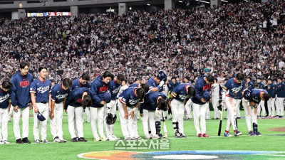 [포토]한일전 패배에 고개 숙인 야구대표팀