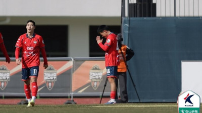 ‘정정용 더비’ 용병술로 ‘장군멍군’…김천에 혼쭐 난 전북, 추가시간 모따 헤더포로 기사회생