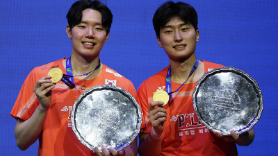 男 배드민턴 ‘황금콤비’… 40년 만에 전영오픈 2연패