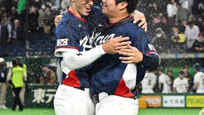 [포토]8강행 자축의 물세례를 맞는 문보경과 위트컴